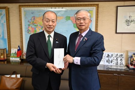 高木啓・衆議院議員（左）が台湾花蓮震災義援金を蔡明耀・駐日副代表（右）に手交した。