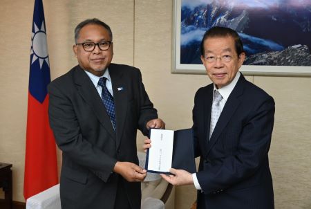 ピーター・アデルバイ駐日パラオ共和国大使（左）より台湾花蓮震災義援金が謝長廷・駐日代表（右）に手渡された。