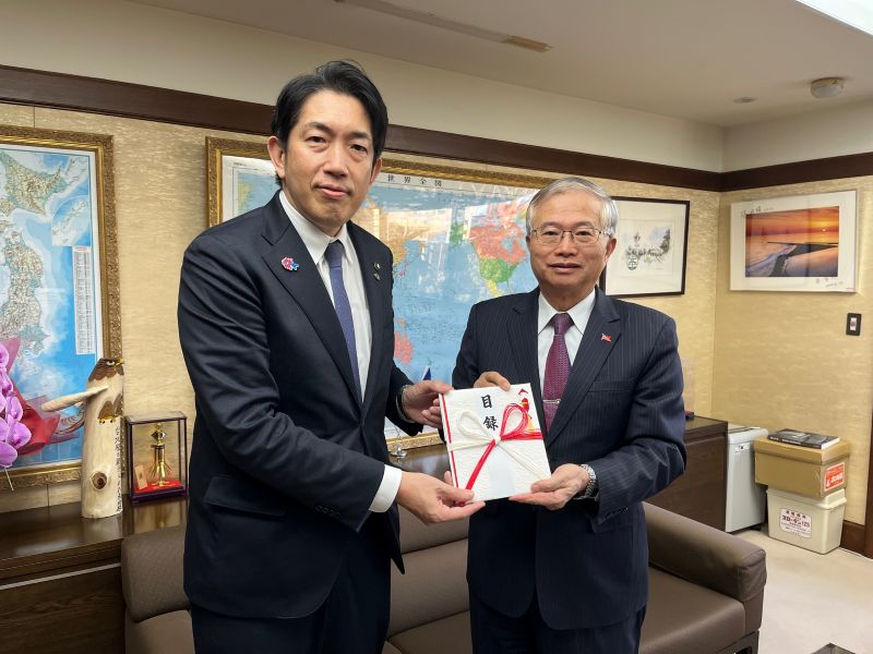 蔡明耀・駐日副代表（写真右）、澤井宏文・松原市長（左）