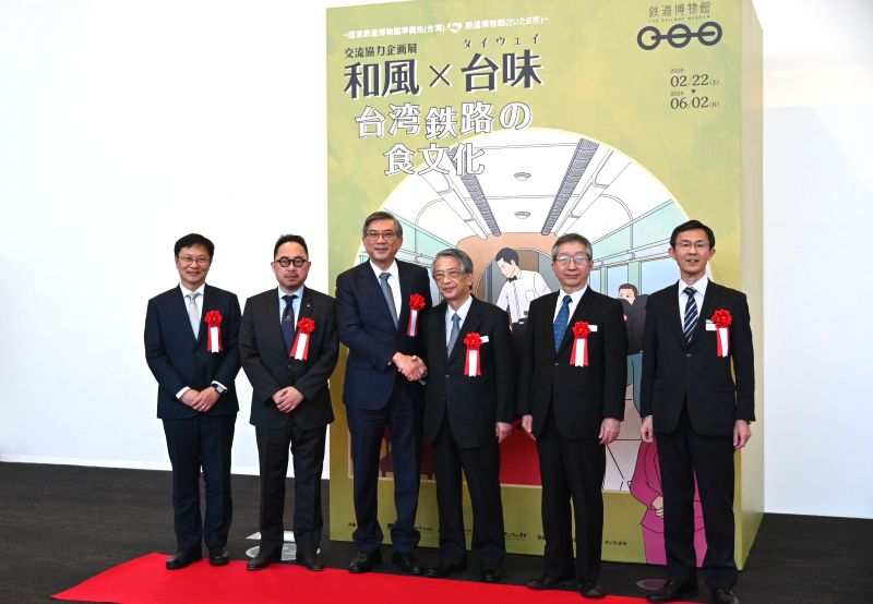 周学佑・駐日副代表（左３）、曽鈐龍・台湾文化センター長（左２）、鄭銘彰・国家鉄道博物館準備処主任（左１）、清野智・東日本鉄道文化財団会長（右３）、田浦芳孝・東日本鉄道文化財団理事長（右２）、大場喜幸・鉄道博物館館長（右１）。