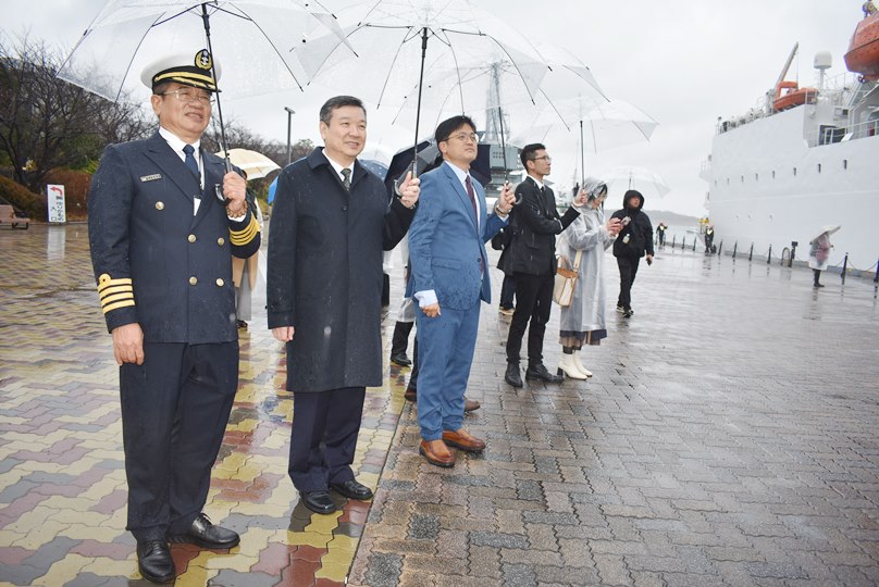 李逸洋・駐日代表（写真左2）、林柏樵・教育部主任秘書(左3)、楊慶煜・國立高雄科技大学学長 (左1)。教育部の新造船「御風輪」は、国立高雄科技大学の航海実習生と教員らを乗せて2月26日に高雄港で引き渡し式・出航式典の後、日本に向かい、この日の到着となった。同船の初入港に、東京都港湾管理局は東京湾入り口で歓迎の放水を行った。

