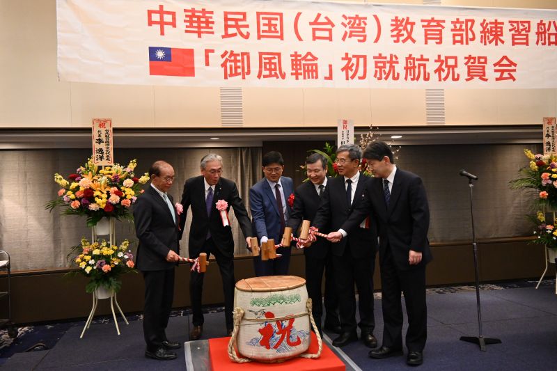 鏡割りで「御風」初就航を祝賀。李逸洋・駐日代表（右３）、林伯樵・教育部主任秘書（左３）、古屋圭司・日華議員懇談会会長/衆議院議員（左２）、谷崎泰明・日本台湾交流協会理事長（左１）