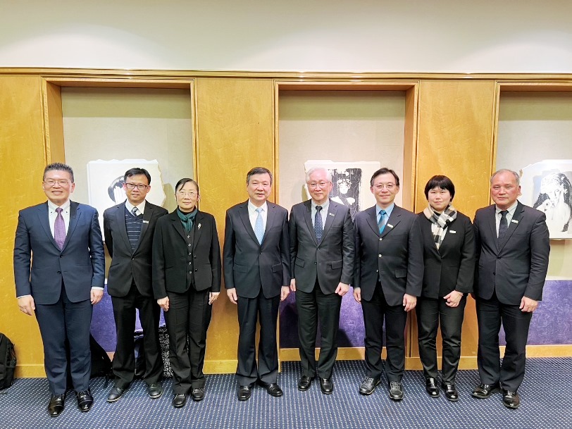 　工業技術研究院の呉政忠・董事長(前行政院政務委員兼国家科学及び技術研究会主任委員)は3月4日、同研究院の機械與系統研究所（機械・システム研究所）、資訊與通訊研究所（情報通信研究所）、產業科技國際策略發展所（産業科学技術国際戦略センター）などのチーム一行を伴い李逸洋・駐日代表を訪問した。この中で双方は、台湾と日本が共に関心を寄せているテーマや将来の科学研究・産業協力の時機などについて意見交換を行った。
李逸洋・駐日代表（写真左4）、呉政忠・工業技術研究院董事長（右4）、鄒幼涵・駐日代表処顧問（左3）、張瑞麟・駐日代表処顧問（左1）および工業技術研究院チーム一行
