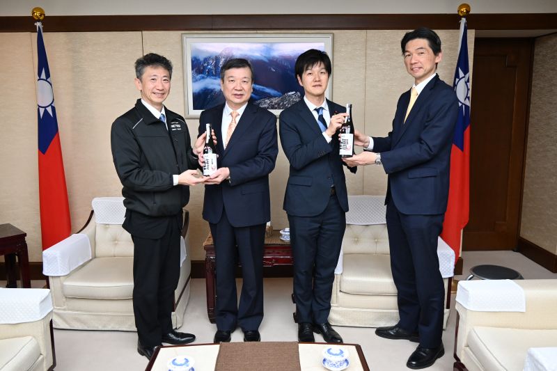 李逸洋・駐日代表（左２）、鈴木憲和・衆議院議員（右２）、梅津陽一郎・「米鶴酒造」社長（左１）