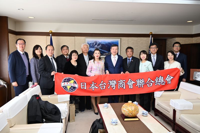 李逸洋・駐日代表（右６）、日本台湾商会聯合総会の洪益芬・第13期総会長（左７）、東郷清龍・第12期総会長（左６）