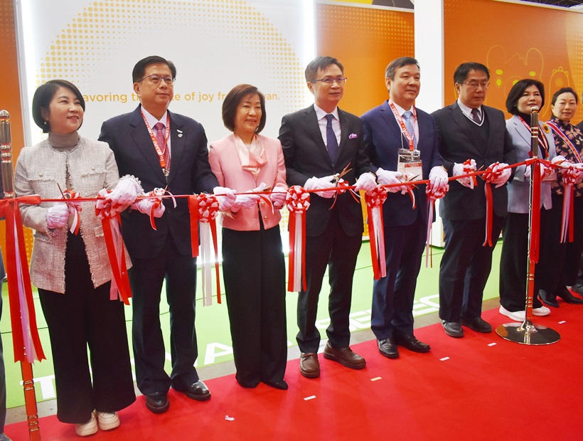 台北駐日経済文化代表処の李逸洋代表は3月11日、東京ビッグサイトを訪れ、アジア最大級の食品・飲料展示会「FOODEX JAPAN 2025」に出展した台湾パビリオンの開幕式に出席した。
台湾パビリオン開幕式　テープカット:李逸洋・駐日代表(左5)、黄志芳・TAITRA董事長（左4）、江文若・経済部政務次長（左3）、黄昭欽・農業部政務次長（左２）および出展した14の市・県の首長や代表。