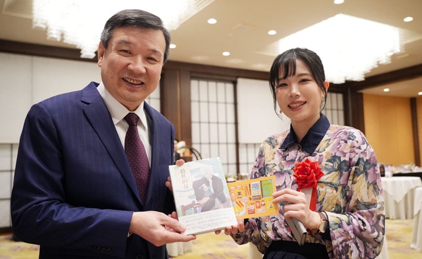 台湾の漫画家、左萱さんの作品『芭蕉の目』第2巻（The Banana Sprout Vol.2）が、日本の外務省が主催した第18回「日本国際漫画賞」で優秀賞を獲得した。来日した左萱さんは3月12日に行われた同賞の授賞式に出席した。台北駐日経済文化代表処の李逸洋代表も授賞式に出席し祝意を表した。左萱さん（右）が受賞作品を李逸洋・駐日代表（左）へ贈呈。