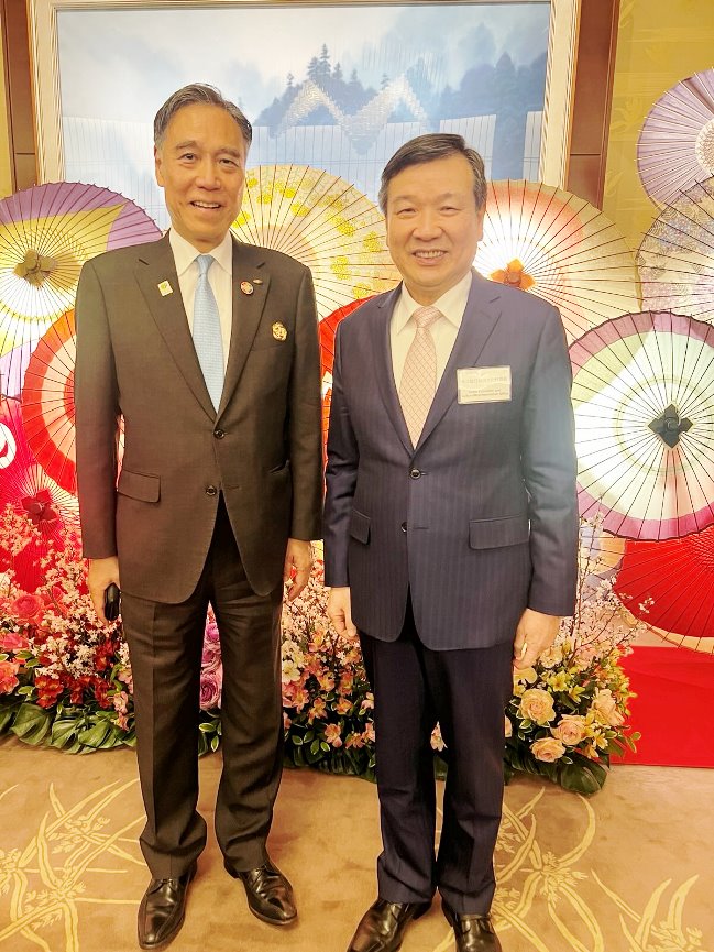 李逸洋・駐日代表が3月18日に外務大臣及び長野県知事共催「山岳高原リゾートNAGANO美しい山岳と清らかな水」に出席し、阿部守一・長野県知事、杉尾秀哉．参議院議員、山本幸三．外務省参与、駐日パラオ共和国大使ピーター．アデルバイに挨拶した。李逸洋・駐日代表（写真右）、阿部守一・長野県知事(写真左)