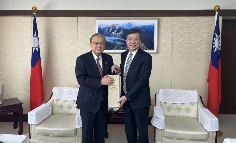 李逸洋・駐日代表（右）、宿利正史国際高速鉄道協会（IHRA）理事長（左）