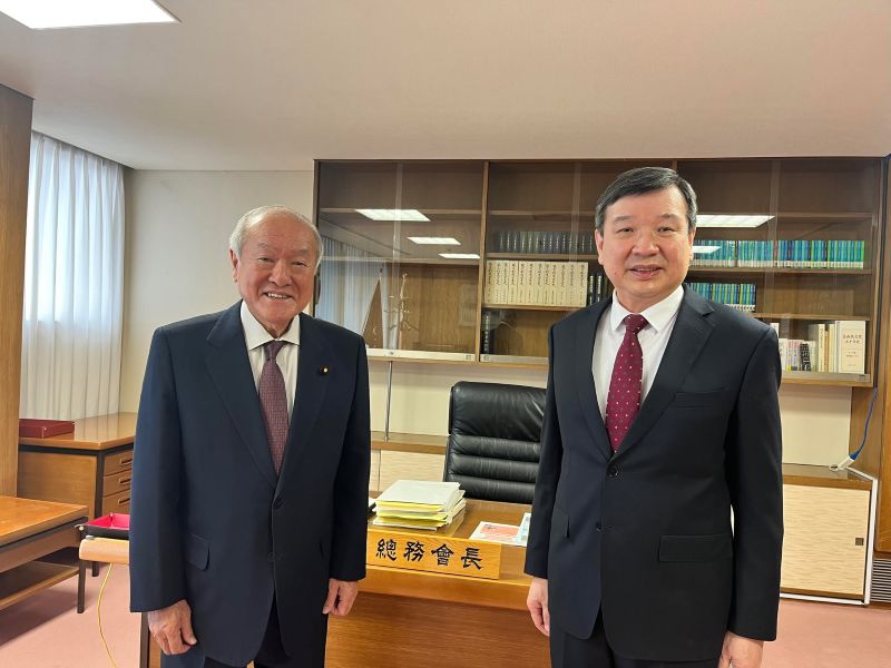 李逸洋・駐日代表（右）が2025年3月24日に鈴木俊一・自民党総務会長（左）を訪問した。