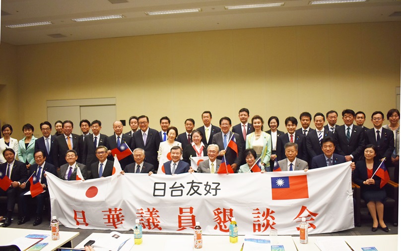 駐日代表処の李逸洋代表（写真前列右6）は3月26日、東京・永田町の衆議院議員会館で開催された「日華議員懇談会」（日華懇）年度総会に出席した。古屋圭司・日華懇会長（前列右5）。