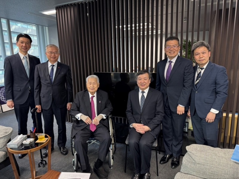 李逸洋・駐日代表（写真右三）、森喜朗元総理(写真左三)