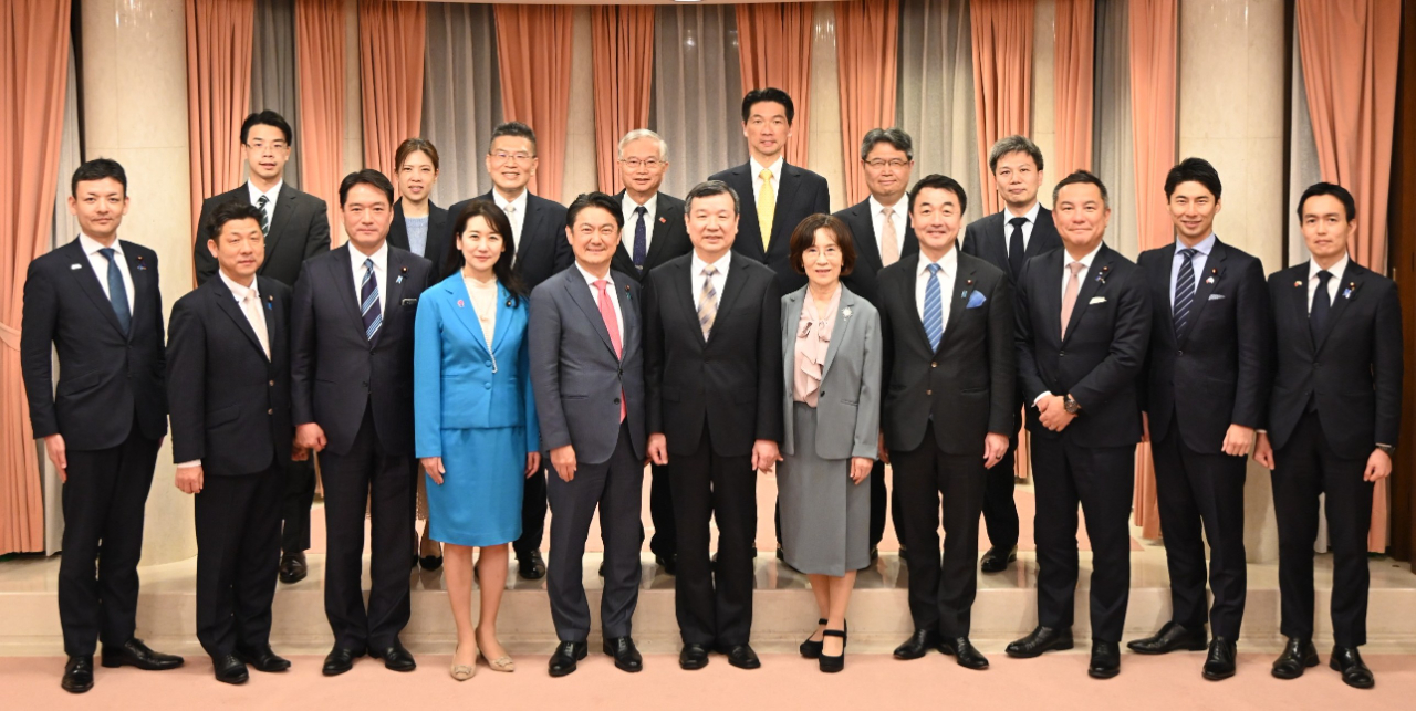 李逸洋・駐日代表（前列右６）、自民党台湾政策検討PT座長の山下貴司・衆議院議員（前列左５）