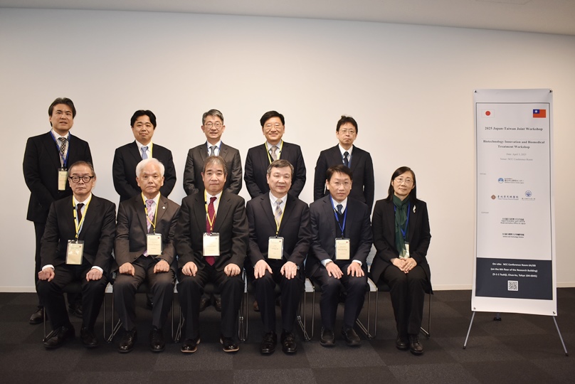 台北駐日経済文化代表処、日本の国立がん研究センター、台北栄民総医院、国立陽明交通大学は2025年4月3日、国立がん研究センターにおいて、台湾と日本のバイオメディカル テクノロジー イノベーションに関するワークショップ「Japan-Taiwan Joint Workshop - Biotechnology Innovation and Biomedical Treatment Workshop」を共同主催した。同ワークショップは、台北駐日経済文化代表処の李逸洋代表による挨拶で開幕した。李逸洋・駐日代表(写真前列右3)、間野博行・国立がん研究センター理事長（前列左3)、楊慕華・国立陽明交通大学副学長 (前列右2)、日本医療研究開発機構 先進的研究開発戦略センターの濵口道成・センター長 (前列左2)、瀬戸泰之・国立がん研究センター中央病院 病院長(前列左１)、国立がん研究センターの中村健一博士（後列左1）、台北栄民総医院/国立陽明交通大学の陳怡仁博士（後列中央）および黃怡翔博士(後列右2)、鄒幼涵・駐日代表処顧問（前列右1）
