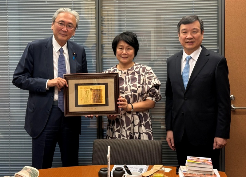 李逸洋・駐日代表（写真右）、林曼麗・元国立故宮博物院院長（中央）、古屋圭司・日華議員懇談会会長/衆議院議員（左）