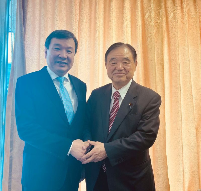 李逸洋・駐日代表（左）、遠藤利明・自由民主党中央政治大学院長（右）