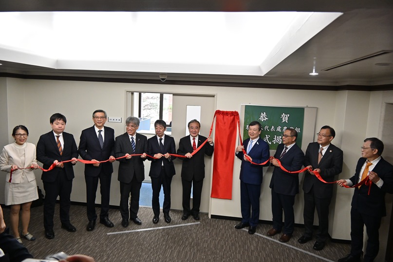 駐日代表処の李逸洋代表は4月28日、処内に新設される「農業組」（日本語名称：農業部）オフィスの看板除幕式を来日した農業部(農林水産省に相当）の胡忠一・政務次長（副大臣）をはじめ台日関係者の出席の下、開催した。　
李逸洋・駐日代表（写真右4）、胡忠一・農業部政務次長（右5）、花木出・日本台湾交流協会専務理事（右3）、枝元真徹・大日本水産会会長（右6）、天羽隆・農畜産業振興機構理事長（右2）、周学佑・駐日副代表（左3）、王清要・駐日代表処農業部長（右1）。