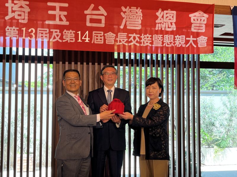 「埼玉台湾総会」の第13期・第14期会長引継ぎ式および懇親会が4月27日に行われ、李炳東・第13期会長から羅碧玲・第14期会長に引き継がれた。周学佑・駐日副代表は、同引継ぎ式に立ち会い、会場は温かな歓迎ムードに包まれた。
写真：周学佑・駐日副代表（中央）が会長引継ぎ式に立ち会い。