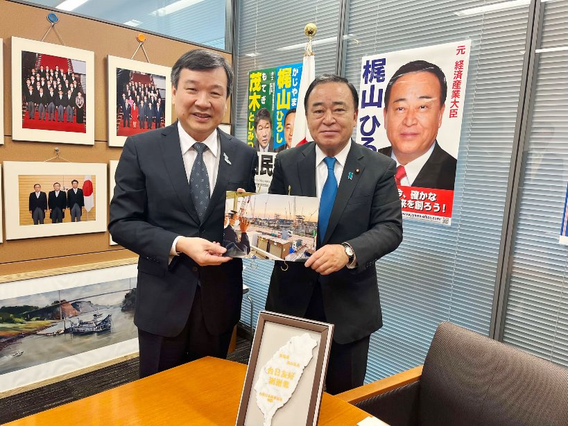 李逸洋・駐日代表が4月24日梶山弘志衆議院議員を訪問し、台日エネルギーや産業協力の関連議題について意見交換した。
李逸洋・駐日代表(左)、梶山弘志・衆議院議員(右)
