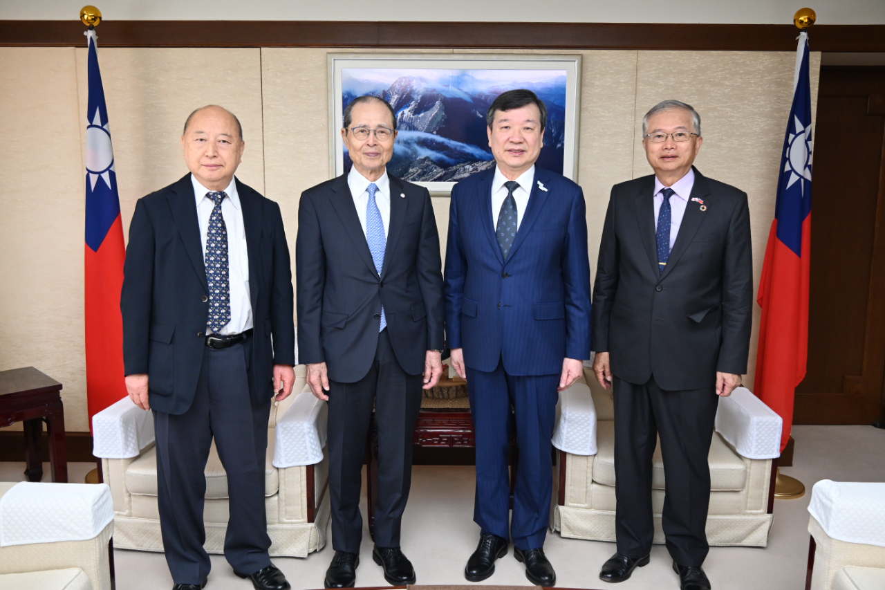 王貞治・福岡ソフトバンクホークス取締役会長が5月9日、李逸洋・駐日代表を訪問し、台日野球交流の促進について意見交換した。
李逸洋・駐日代表（右2）、王貞治・ソフトバンクホークス取締役会長（左2）
