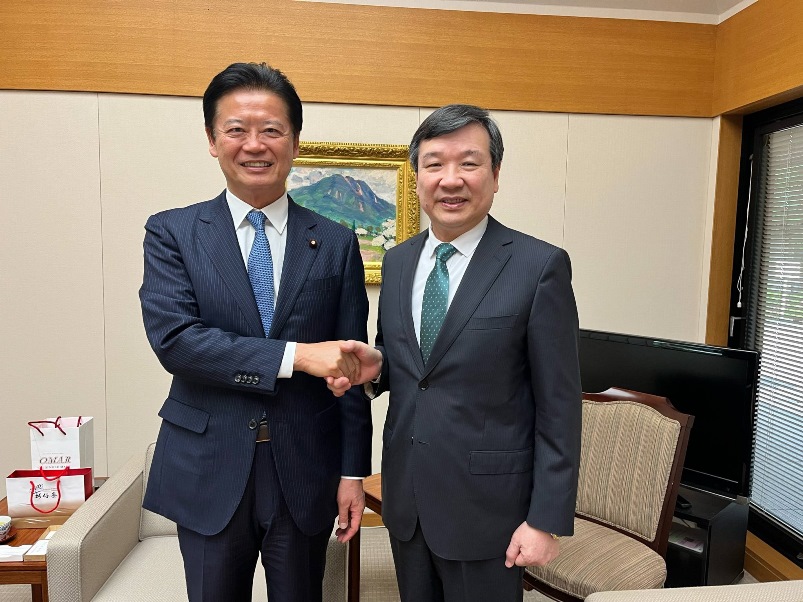 李逸洋・駐日代表は5月26日、玄葉光一郎・衆議院副議長を訪問し、台湾と日本の経済貿易、地方交流、地域情勢などの分野での協力について意見交換した。

李逸洋・駐日代表（写真右）、玄葉光一郎・衆議院副議長(写真左)。