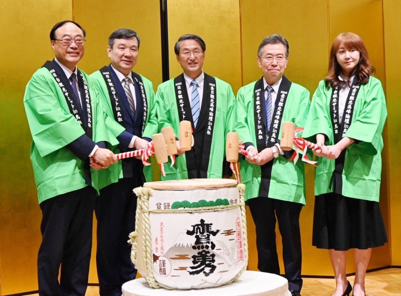 　駐日代表処の李逸洋代表は5月29日、鳥取県を訪問し、平井伸治・鳥取県知事主催の「2025年第16回台日観光サミットin鳥取」歓迎晩餐会に出席した。
李逸洋・駐日代表（左2）、平井伸治・鳥取県知事（左3）、田端浩・日本観光庁参与（右2）、周永暉・交通部観光署署長（左1）、簡余晏・台湾観光協会会長（右1）
