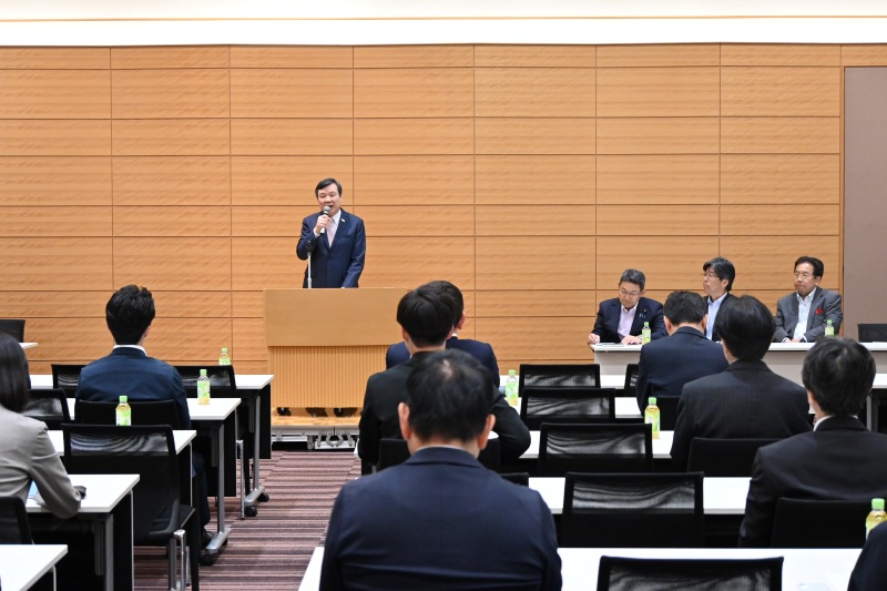 李逸洋・駐日代表は5月16日、立憲民主党「日本台湾議員懇談会」（以下、日台懇）総会に出席し、同会の新会長に選出された笠浩史・衆議院議員に祝意を表した。
写真：日台懇総会で挨拶する李逸洋・駐日代表。