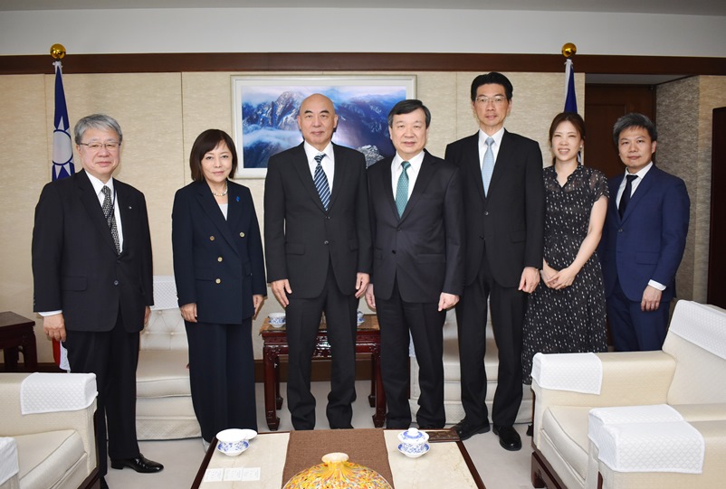 百田尚樹・日本保守党代表ら一行は5月20日、駐日代表処に李逸洋・代表を訪問した。この中で双方は、経済・貿易などに関するテーマなどについて意見交換した。
李逸洋・駐日代表（写真中央）、百田尚樹・日本保守党代表（左3）、有本香・事務総長（左2）、梅原克彦・特別顧問（左1）。