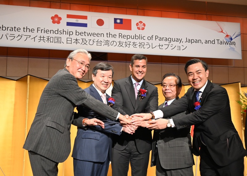 台北駐日経済文化代表処と駐日パラグアイ大使館は5月22日、東京都内で「パラグアイ共和国、日本及び台湾の友好を祝うレセプション」を共同開催した。李逸洋・駐日代表はパラグアイ共和国のサンティアゴ・ペニャ（Santiago Peña）大統領の来日を歓迎し、台湾・パラグアイ・日本の三カ国の友好の絆が今後さらに深まることを期待した。
写真：李逸洋・駐日代表（左２）、パラグアイのサンティアゴ・ペニャ大統領（中央）、日本・パラグアイ友好議員連盟会長の谷公一・衆議院議員（右２）、日華議員懇談会会長の古屋圭司・衆議院議員（左１）、マリオ・トヨトシ駐日パラグアイ大使（右１）