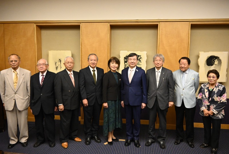 李逸洋・駐日代表は5月27日、新任・留任の僑務諮詢委員招聘状および僑務委員任命状授与式に出席した。
写真：李逸洋・駐日代表（右４）並びに新任・留任の僑務諮詢委員と僑務委員ら