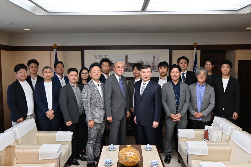 李逸洋・駐日代表は5月28日、古屋圭司・日華議員懇談会会長/衆議院議員および岐阜県多治見市中小企業家同友会一行と面会し、台日経済・貿易交流に関して意見交換した。



李逸洋・駐日代表（前列右４）、古屋圭司・日華議員懇談会会長/衆議院議員（前列右５）、並びに岐阜県多治見市中小企業家同友会一行