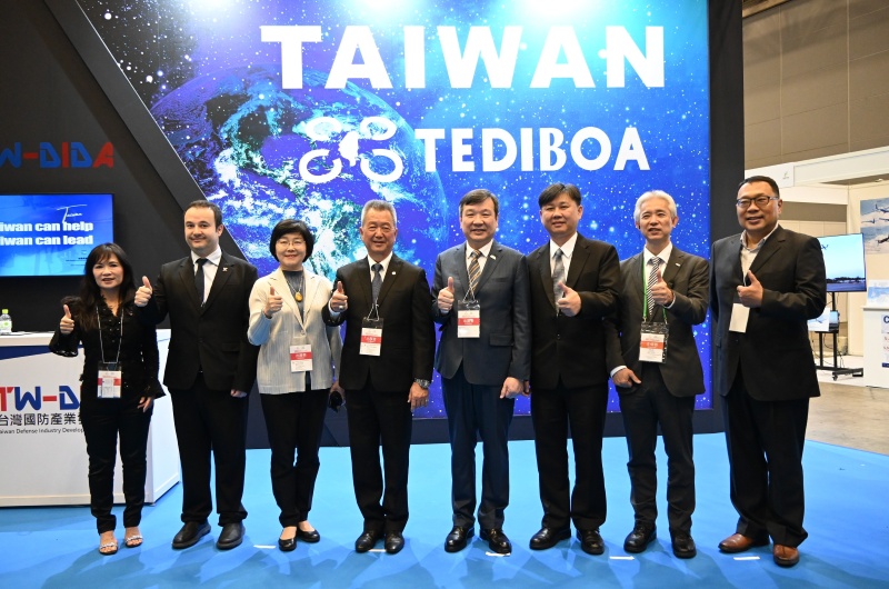 李逸洋・駐日代表は6月4日、千葉・幕張メッセで行われた「Japan Drone /次世代エアモビリティEXPO」台湾パビリオンの開幕式に出席した。
写真：李逸洋・駐日代表（右４）、「台湾卓越ドローン海外ビジネスチャンス聯盟」（TEDIBOA）の胡開宏主席（左４）