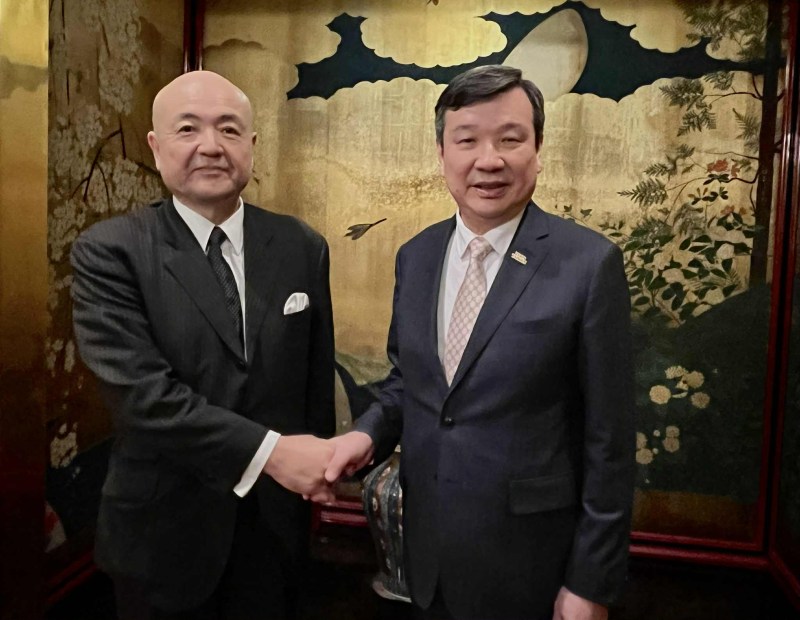 李逸洋・駐日代表（写真右）、片山和之・日本台湾交流協会台北事務所代表(左)