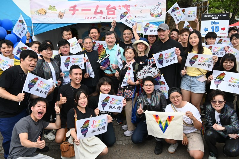 李逸洋・駐日代表は6月8日、「台湾レッドリボン基金会」および「台湾伴侶権益推動聯盟」らとともに「東京プライド2025」のパレードに参加し、台湾の民主主義の柔軟性および多様性と権利平等の支持を示した。