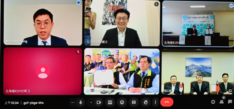 李逸洋・駐日代表は6月10日、台湾の台南市左鎮区と北海道むかわ町のオンライン友好交流協定調印式に立ち会った。李逸洋・駐日代表（写真：下右1スクリーンの中央）、郭国文・立法委員（上中央スクリーン）らが立ち会うなか、余基吉・台南市左鎮区長（下中央スクリーンの前列左）と竹中喜之・北海道むかわ町長（上右1スクリーンの右）が友好交流協定に調印。

