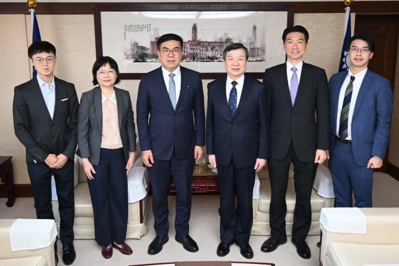 李逸洋・駐日代表は6月19日、彭啓明・環境部長（環境相）および蔡玲儀・気候変動署署長一行と面会し、循環経済、気候変動などの分野の発展について意見交換した。
李逸洋・駐日代表（右３）、彭啓明・環境部長（左３）、蔡玲儀・気候変動署署長（左２）