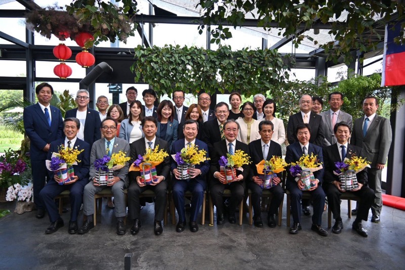 李逸洋・駐日代表は6月20日、「日台共栄首長連盟」茨城県支部が主催する茨城県内の地方自治体首長との意見交換会および「台湾花祭交流会」に出席した。
写真：交流会の出席者ら。