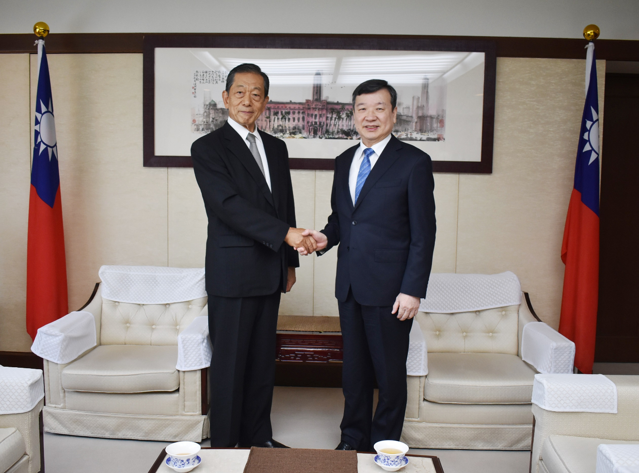 「公益財団法人 日本台湾交流協会」（以下、日本台湾交流協会）の会長に先ごろ就任した隅修三会長が6月30日、駐日代表処に李逸洋代表を訪問した。李逸洋・駐日代表（右）、隅修三・日本台湾交流協会会長（左）