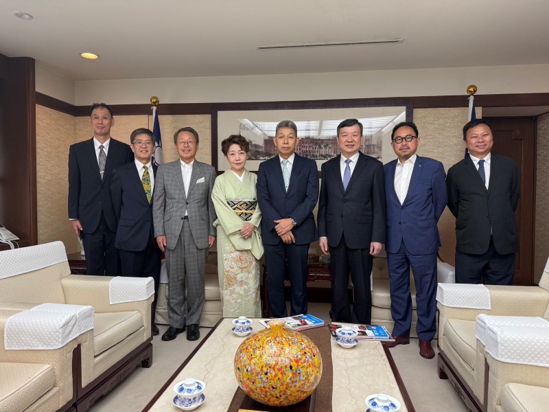 李逸洋・駐日代表は7月1日、井口陽一郎・公益社団法人北之台雅楽アンサンブル代表理事と井口峰子・公益社団法人北之台雅楽アンサンブル副理事長一行と面会した。
李逸洋・駐日代表（写真右３）、井口陽一郎・公益社団法人北之台雅楽アンサンブル代表理事（右４）、井口峰子・公益社団法人北之台雅楽アンサンブル副理事長（右５）