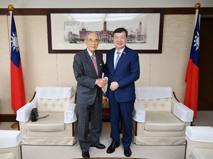 　李逸洋・駐日代表は7月2日、「公益財団法人　日本台湾交流協会」（以下、日本台湾交流協会）の大橋光夫・前会長の訪問を受け、台日関係の深化および世界平和の促進といったテーマについて、意見交換を行った。李逸洋・駐日代表（写真右）、日本台湾交流協会の大橋光夫・前会長（左）
