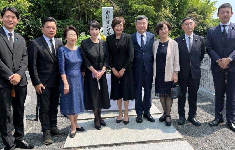  台北駐日経済文化代表処の李逸洋代表は7月8日、山口県長門市で行われた「安倍晋三元首相を偲ぶ会」に出席した。李逸洋・駐日代表夫妻、李坤城・立法委員、陳俊宇・立法委員、安倍昭恵夫人、高市早苗・衆議院議員、岸信千世・衆議院議員、吉田真次・衆議院議員、山谷えり子参議院議員。
