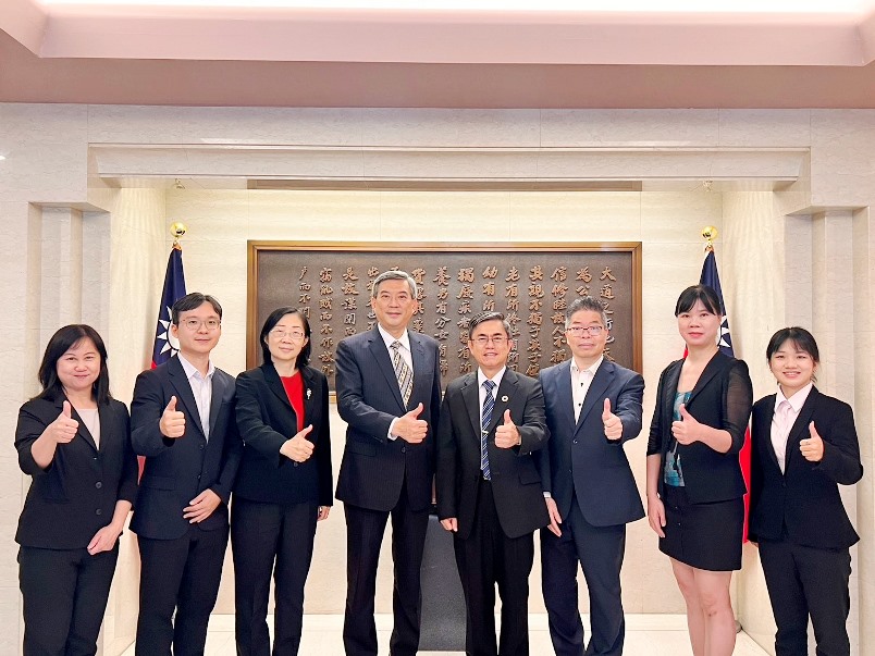 駐日代表処の周学佑・副代表は7月10日、「国家科学及び技術委員会中部サイエンスパーク管理局」の許茂新局長ら一行の訪問を受けた。この中で双方は、サイエンスパークのスタートアップ支援、サイエンスパークへの誘致、国際連携など、許局長の今回の訪日の重点分野について活発な意見交換を行った。
周学佑・駐日代表処副代表（写真左4）、鄒幼涵・駐日代表処顧問（左3）、「国家科学及び技術委員会中部サイエンスパーク管理局」の許茂新・局長（右4）および張蕙璿・簡任秘書（右2）、林明秋・駐日代表処経済部長（右3）。