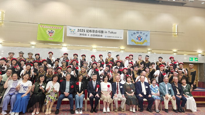 台北駐日経済文化代表処の李逸洋代表は7月27日、高雄医学大学日本校友会主催の「ニブン（Nibun、尼布恩）合唱団　来日公演・親睦会」に出席した。出席者全員で記念撮影