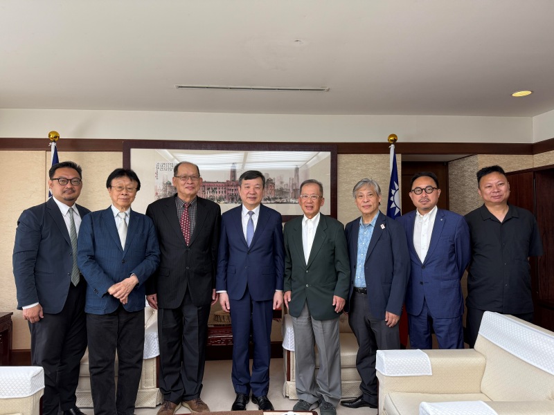 李逸洋・駐日代表は7月28日、台北フィルハーモニー管弦楽団の李羅権団長一行の訪問を受けた。この中で双方は、9月の大阪・関西万博の文化イベントと台北フィルハーモニー管弦楽団の東京公演及び台湾と日本の音楽交流の現状と今後について意見交換した。
写真：李逸洋・駐日代表（左４）、李羅権・台北フィルハーモニー管弦楽団団長（左３）、頼文福・台北フィルハーモニー管弦楽団創設者 (右４)、大山青峰・日本台医人協会会長（左２）、作曲家の陳維斌氏（右３）、朱育佑・台湾室内楽団団長（左１）、曾鈐龍・台湾文化センター長(右２）。