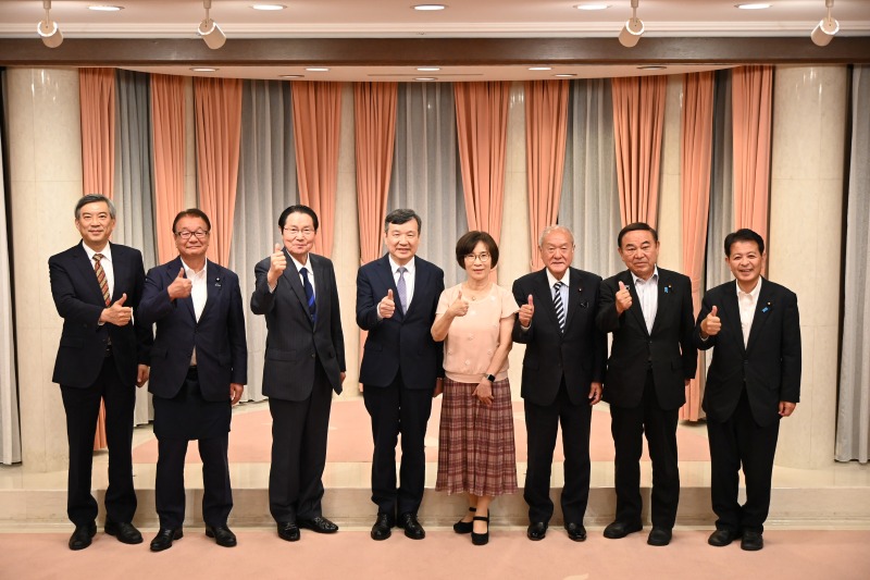 李逸洋・駐日代表は7月28日、「日本台湾親善協会」の衛藤征士郎会長および国会議員顧問団らとの懇談会を開き、台日交流のさらなる促進に向けて意見交換した。
写真：李逸洋・駐日代表（左４）、衛藤征士郎・日本台湾親善協会会長（左３）並びに同会国会議員顧問団の衆参国会議員ら