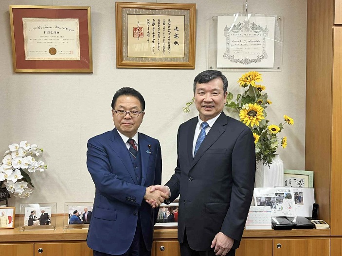 李逸洋・駐日代表が7月29日世耕弘成・衆議院議員を訪問し、台日関係、経済貿易協力など、幅広いテーマについて意見交換した。李逸洋・駐日代表（写真右）、世耕弘成・衆議院議員(左)