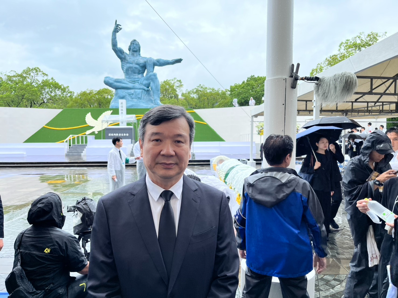 李逸洋・駐日代表は8月9日、台湾を代表し初めて長崎平和祈念式典に出席した。1948年に長崎市で第一回目の平和祈念式典にあたる「文化祭」が開催されて以来、台湾として初めての長崎平和祈念式典への出席となった。長崎では原爆により7万人を超える人々が亡くなり、その中には台湾人の犠牲者も少なくない。李代表は犠牲者に対して心からの哀悼の意を表するとともに、長崎市が呼びかける核兵器の廃絶と世界の恒久平和を追求する理念と目標に対して台湾として賛同し、台湾の平和、人権、自由に対する確固たる信念を重ねて表明した。