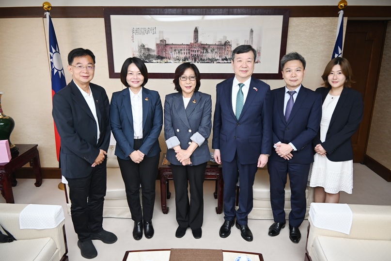 李逸洋・駐日代表は8月1日、康裕成・高雄市議会議長ら一行と面会し、台日地方議会および、地方自治体間の交流について意見交換した。
李逸洋・駐日代表(右3)、康裕成・高雄市議會議長(左3)、郭建盟・高雄市議會議員（左1）、湯詠瑜・高雄市議會議員（左2）