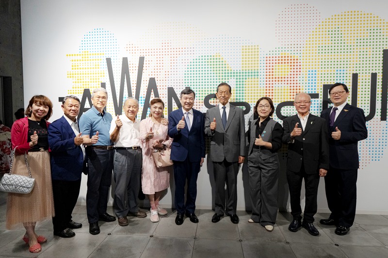 台北駐日経済文化代表処の李逸洋代表は8月2日、「We TAIWAN台湾文化 in 大阪・関西万博」オープニングナイトのイベントに出席した。写真：李逸洋・駐日代表（右五）、隅修三・日本台湾交流協会会長(右四)、王時思・文化部政務次長（右三）。
