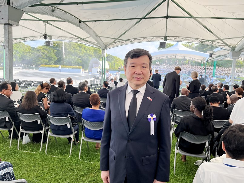 台北駐日経済文化代表処の李逸洋代表は8月6日、台湾を代表し初めて広島平和記念式典に出席し、ジョージ・グラス駐日米国大使ら各国の外交使節および国際機関の代表らと交流した。李・駐日代表は「今回、台湾が初めて式典に参加したことは、台湾が戦争に反対し、平和を守る決意を示すものとなり、台湾と国際社会が密接に連携していることを象徴するものともなった。この意義はきわめて大きい」と述べた。李・駐日代表はさらに、「台湾は引き続き日本、米国など民主主義の国々と連携し、権威主義の拡大に共に立ち向かい、台湾海峡およびインド太平洋地域の平和と安定を護持していく」と強調した。